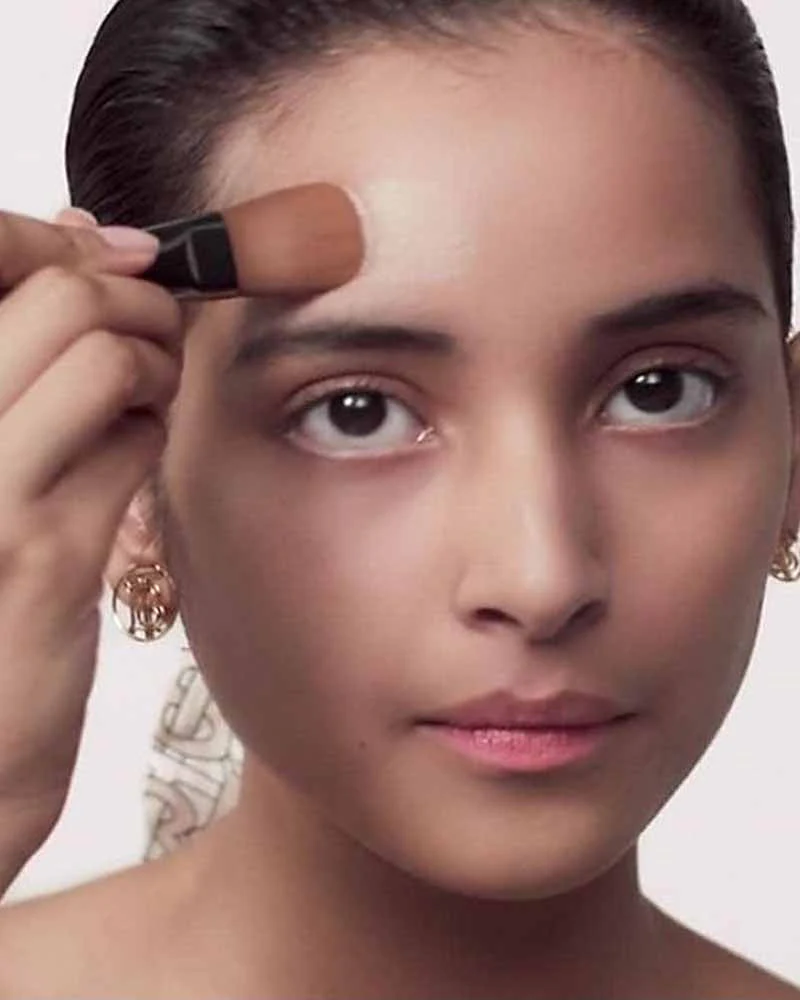 Burberry Matte Glow Liquid Foundation - No. 40 - Image 2